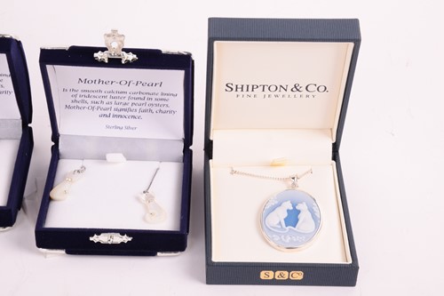 Lot 156 - A collection of jewellery including a gem-set...