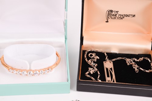 Lot 156 - A collection of jewellery including a gem-set...