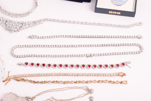 Lot 156 - A collection of jewellery including a gem-set...