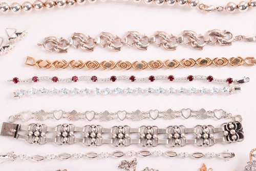 Lot 156 - A collection of jewellery including a gem-set...