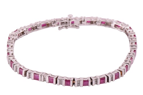 Lot 208 - A tennis bracelet set with diamonds and...