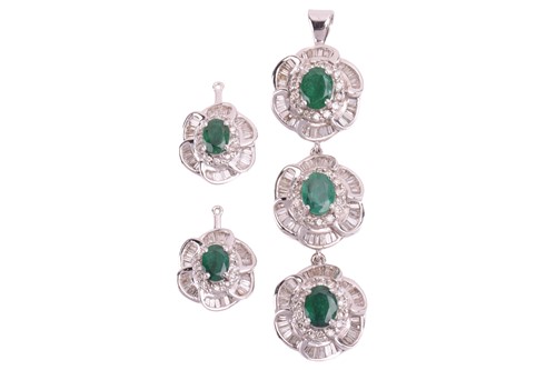 Lot 69 - A suite of emerald and diamond flowerhead...
