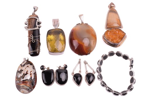 Lot 127 - A small collection of jewellery items set with...