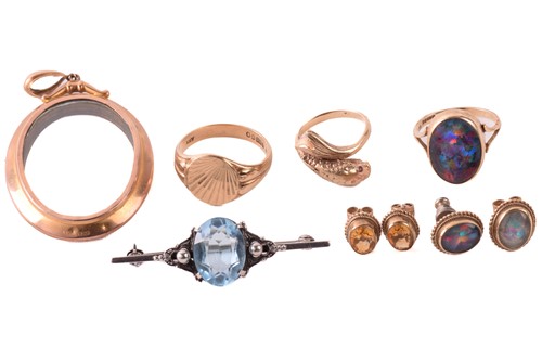 Lot 273 - A collection of jewellery incuding a signet...