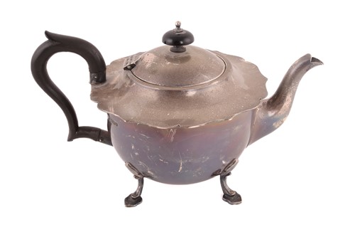 Lot 532 - A George V silver teapot, Sheffield 1923 by S...