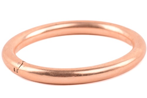 Lot 174 - Two 9ct yellow gold hinged bangles and other...