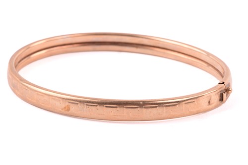 Lot 174 - Two 9ct yellow gold hinged bangles and other...