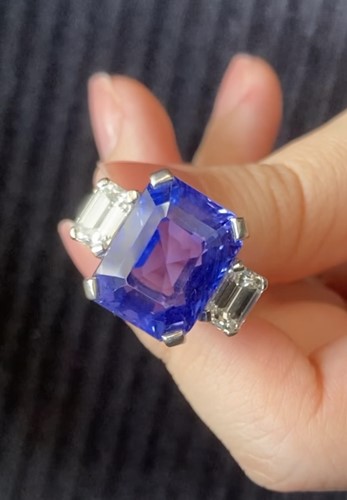 Lot 280 - A sapphire and diamond trilogy ring, featuring...