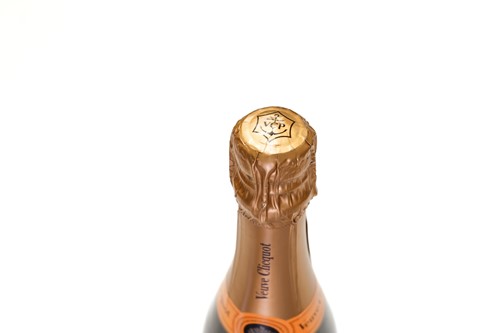 Lot 23 - Twelve bottles of Veuve Clicquot Brut...