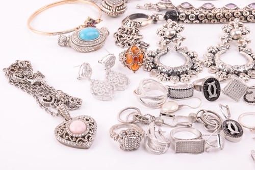 Lot 56 - A collection of jewellery in white metal,...