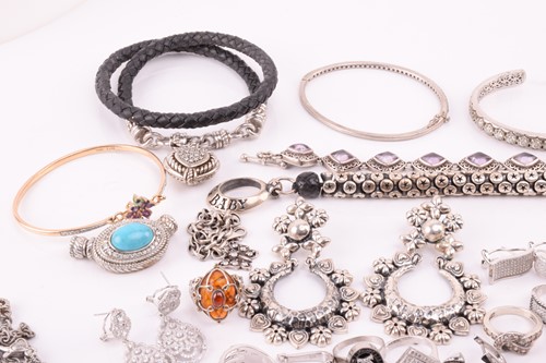 Lot 56 - A collection of jewellery in white metal,...