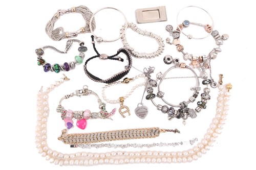 Lot 25 - A collection of jewellery including a Tiffany...