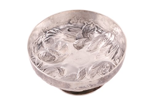 Lot 505 - A Charles II porringer and cover, makers...