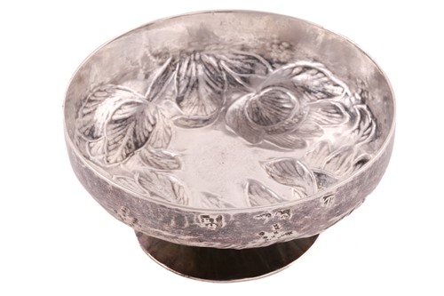 Lot 505 - A Charles II porringer and cover, makers...