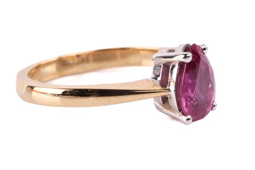 Lot 100 - A pink sapphire single-stone ring in 18ct...