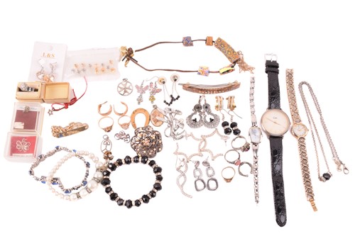 Lot 129 - A collection of jewellery, including an...