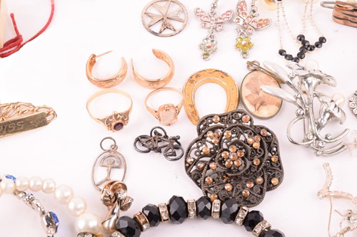 Lot 129 - A collection of jewellery, including an...