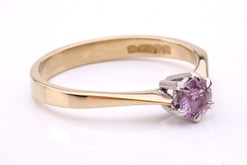 Lot 208 - A pink sapphire ring in 18ct gold, composed of...