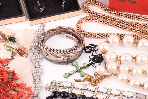 Lot 162 - A Tiffany heart pendant necklace marked 'T&Co....