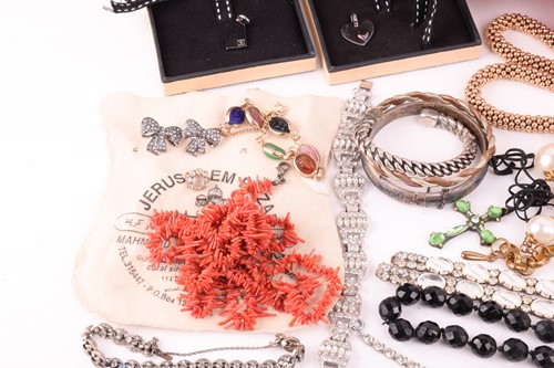 Lot 162 - A Tiffany heart pendant necklace marked 'T&Co....