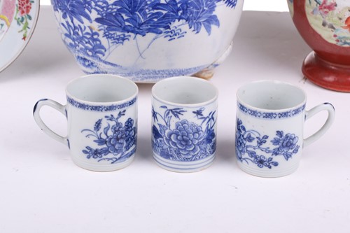 Lot 122 - A small collection of Chinese and Japanese...