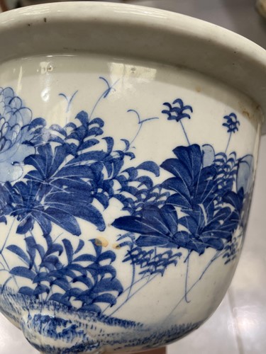 Lot 122 - A small collection of Chinese and Japanese...