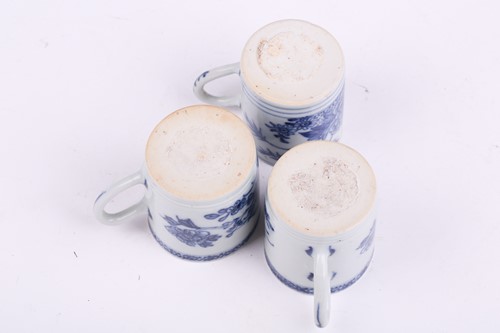 Lot 122 - A small collection of Chinese and Japanese...