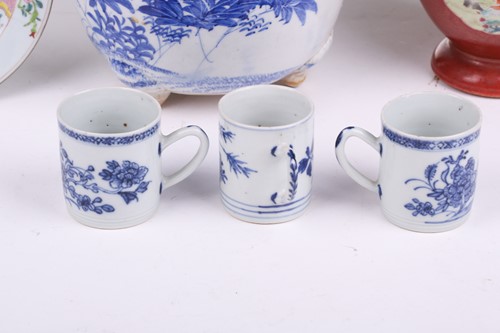 Lot 122 - A small collection of Chinese and Japanese...