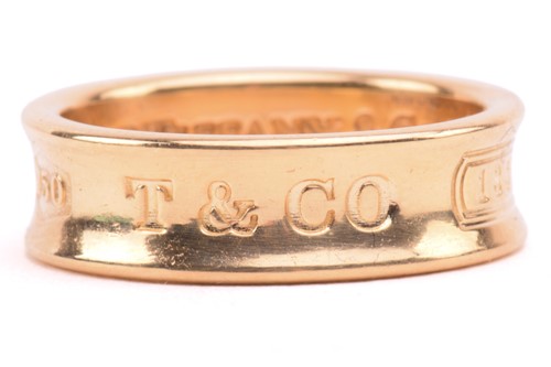 Lot 15 - Tiffany & Co. - an 18ct yellow gold ring from...