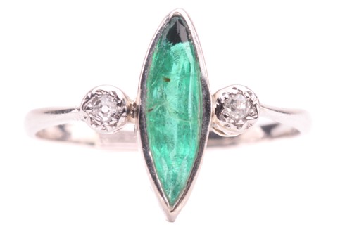 Lot 291 - An emerald and diamond ring, set with a...