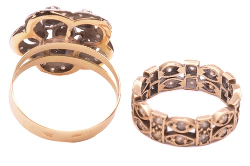Lot 99 - A diamond flowerhead ring and another; the...