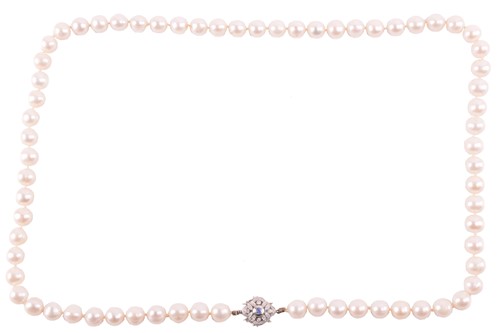 Lot 118 - A single-strand cultured pearl necklace with...