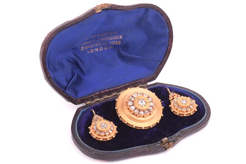 Lot 60 - A Victorian diamond suite comprising brooch...