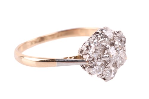Lot 218 - A diamond daisy head cluster ring, featuring...