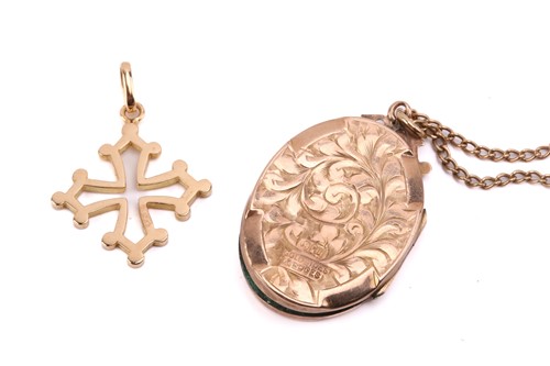 Lot 233 - A small collection of jewellery items,...