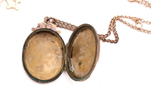 Lot 233 - A small collection of jewellery items,...