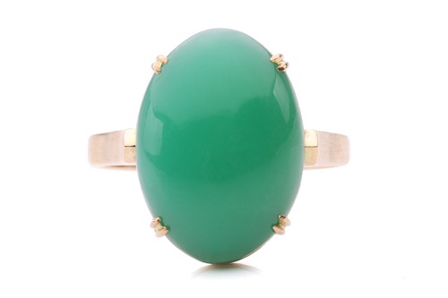 Lot 189 - A chrysoprase ring, centred with an oval...