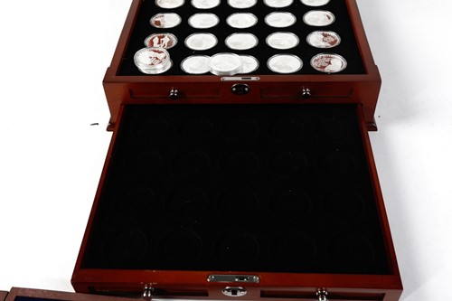 Lot 242 - A Danbury Mint 'The History of Britain' silver...