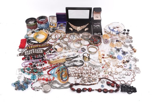 Lot 91 - A large quantity of costume jewellery,...