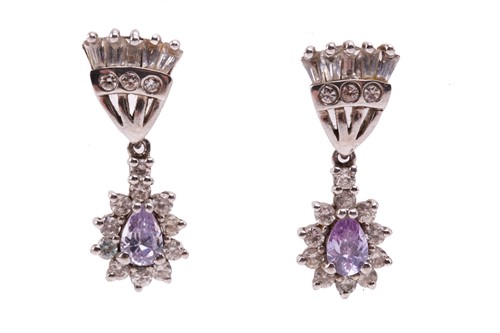 Lot 277 - Assorted jewellery items including a 9ct...