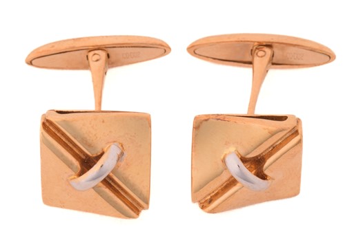 Lot 256 - A pair of cufflinks, of ring binder design,...