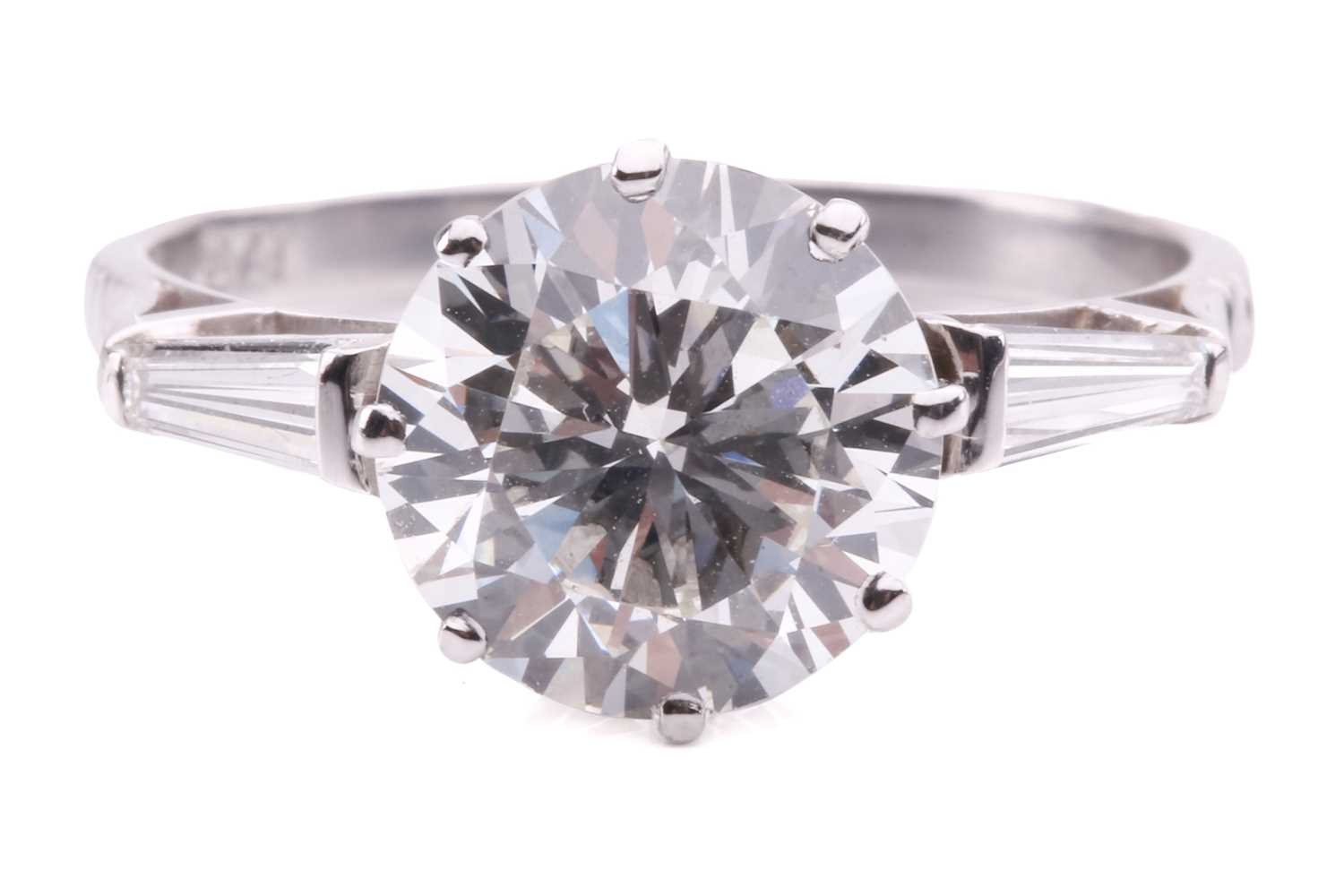 Lot 301 - A diamond solitaire ring, set to the centre...