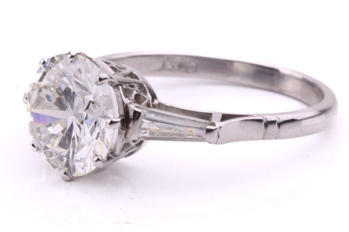 Lot 301 - A diamond solitaire ring, set to the centre...