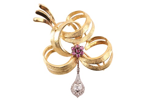 Lot 124 - A gem-set bow brooch in 18ct gold, of ribbon...