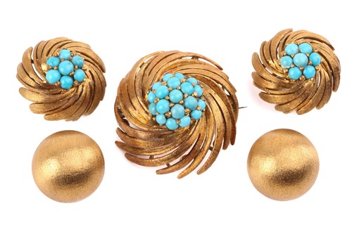 Lot 7 - A turquoise brooch and clip-on earrings...