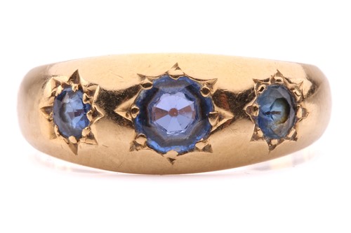 Lot 60 - An Edwardian three-stone sapphire gypsy ring...