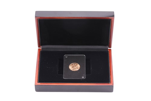 Lot 340 - A 1910 gold Sovereign in a presentation case.