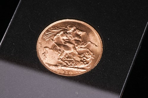 Lot 340 - A 1910 gold Sovereign in a presentation case.