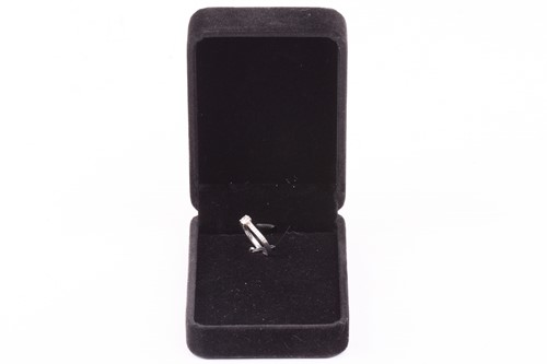 Lot 27 - A single stone diamond ring, the round...