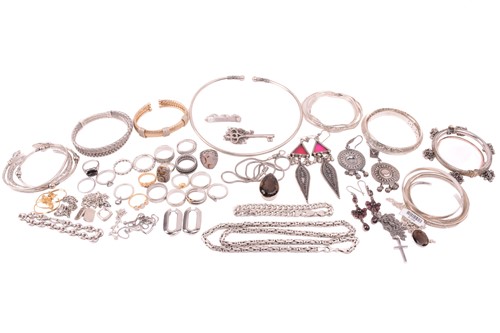 Lot 73 - A collection of jewellery in white metal,...